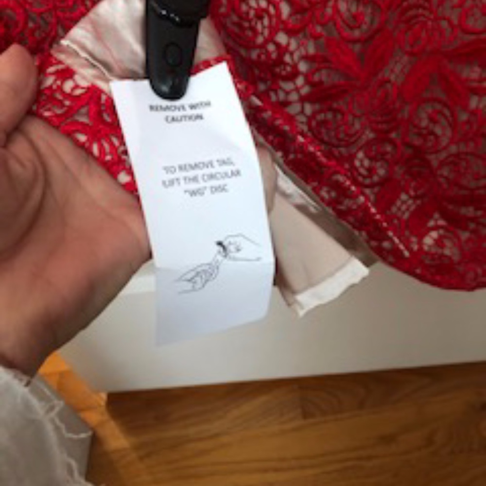 Monique L'Huillier Gown - Picture 3 of 9